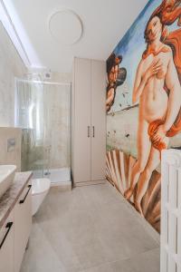 een badkamer met een groot schilderij aan de muur bij Złota 7 Apartment in Warschau