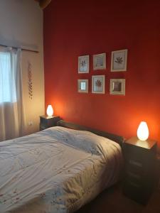 een slaapkamer met een bed met twee lampen erop bij Casa en Cabalango in Cavalango