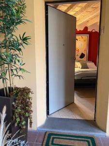 eine Tür, die in ein Zimmer mit einem Schlafzimmer führt in der Unterkunft Loggiato Tassis Charme&Relax in Bergamo + 11 Fotos