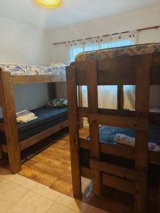 een kamer met 2 stapelbedden en een stoel bij Casa en Cabalango in Cavalango +8 foto's