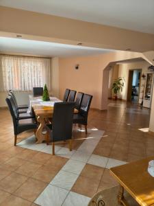 ein Esszimmer mit Tisch und Stühlen in der Unterkunft LaBrazi in Şimon