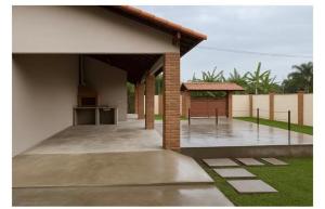 a building with a courtyard with a tennis court at Chácara Ana Clara in Cotia