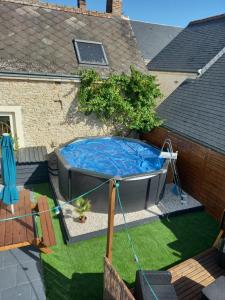 een hot tub in de achtertuin van een huis bij La Petite Longère in Talcy