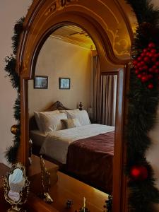 Ένα ή περισσότερα κρεβάτια σε δωμάτιο στο MetsoVillas στο κέντρο του Μετσόβου