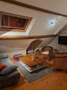 een woonkamer met een bank en een tafel bij La Petite Longère in Talcy