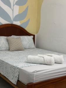 a bed with two towels on top of it at Casa do Sertão in Piranhas