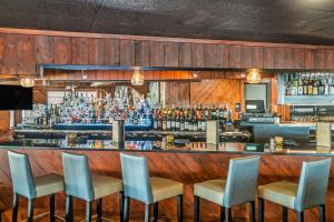 MarysvilleRiver Crab Blue Water Inn的餐厅内带蓝色椅子的酒吧