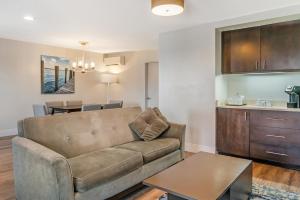 MarysvilleRiver Crab Blue Water Inn的客厅里有一张沙发和一张桌子。