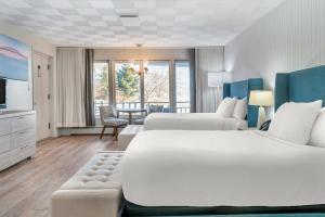 MarysvilleRiver Crab Blue Water Inn的一间酒店房间，配有两张床和一张沙发