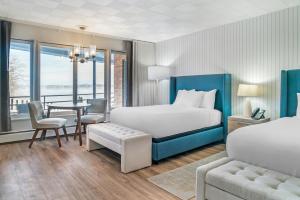 MarysvilleRiver Crab Blue Water Inn的一间带床、桌椅的酒店房间