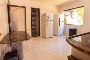 2 witte koelkasten in een keuken met een aanrecht bij Casa com Jacuzzi, Piscina e Garagem em Jacuipe in Barra de Jacuípe +42 foto's