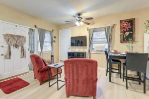 Et opholdsområde på Charming Studio about 5 Mi to Stone Mountain Park