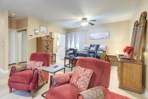 Et opholdsområde på Charming Studio about 5 Mi to Stone Mountain Park