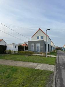 een huis aan de straatkant bij Résidence de l'Authie in Groffliers