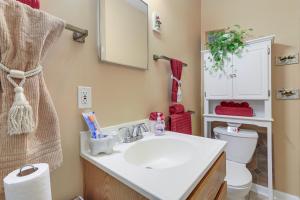 Et badeværelse på Charming Studio about 5 Mi to Stone Mountain Park