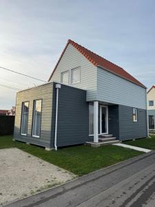 een klein huis met een grijs en bruin bij Résidence de l'Authie in Groffliers