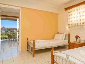 Postel nebo postele na pokoji v ubytování Manousis ApartHotel + 42 fotografií