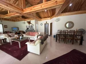 Khu vực ghế ngồi tại Haven Lodge Bhurban, Cheerful 3BR Cottage