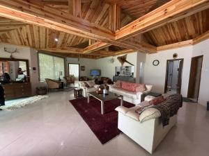 Khu vực ghế ngồi tại Haven Lodge Bhurban, Cheerful 3BR Cottage