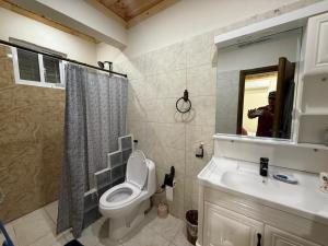 Phòng tắm tại Haven Lodge Bhurban, Cheerful 3BR Cottage +29 ảnh