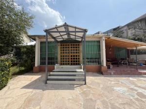 Tòa nhà nơi nhà nghỉ dưỡng tọa lạc