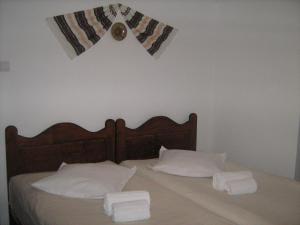 ein Schlafzimmer mit einem Bett mit zwei Handtüchern darauf in der Unterkunft Pension Cabana Ionela in Vama