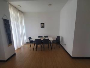 亚的斯亚贝巴4 bedrooms Duplex Apartment at Bole的餐厅里有一张桌子和几把椅子 更多5张照片