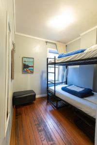 2 stapelbedden in een kamer met een houten vloer bij The Cambie Hostel Seymour in Vancouver +26 foto's