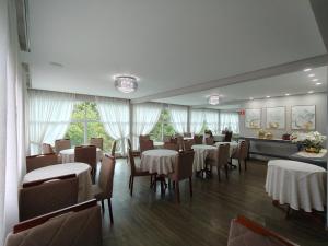 En restaurant eller et andet spisested på Pousada Serrano Village - 2km do Capivari