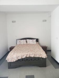 亚的斯亚贝巴4 bedrooms Duplex Apartment at Bole的白色墙壁间的一张床位
