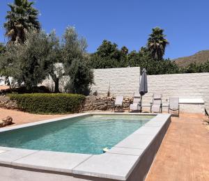 una piscina con sedie e un ombrellone di Villa Verzul a Lobres