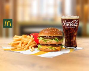 un hamburger, des frites et un verre de bière dans l'établissement Le Cime - Duplex hypercentre, Wi-Fi & restaurant, à Caen