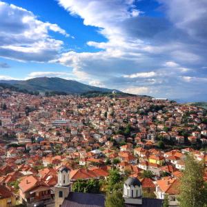 uitzicht op een stad met rode daken bij D&M Apartman in Kruševo