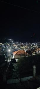 een uitzicht op een stad 's nachts met straatverlichting bij D&M Apartman in Kruševo