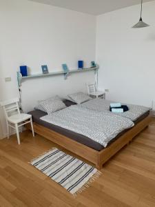 En eller flere senge i et værelse på Apartment Old Town Design