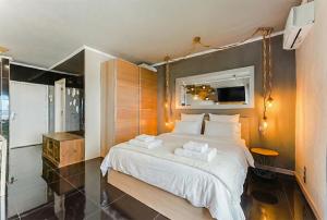 Postel nebo postele na pokoji v ubytování Elegant Beachfront Studio with Balcony & Ocean View in Playa Paraíso