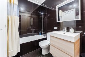 Koupelna v ubytování Elegant Beachfront Studio with Balcony & Ocean View in Playa Paraíso