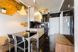 Kuchyň nebo kuchyňský kout v ubytování Elegant Beachfront Studio with Balcony & Ocean View in Playa Paraíso + 7 fotografií