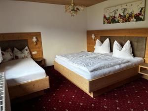 En eller flere senge i et værelse på Landhaus Geisler