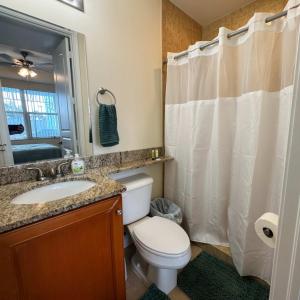 Koupelna v ubytování NEW Beach Escape - Queen Studio near Naples