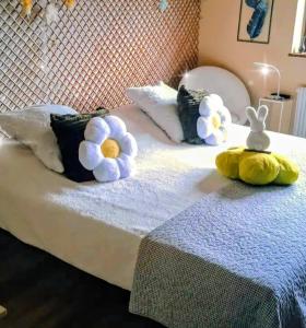ein Bett mit ausgestopften Tieren darüber in der Unterkunft Chambre cosy in Buhl