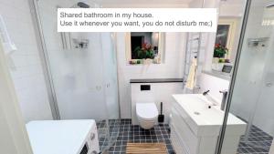 Koupelna v ubytování 5-star homestay for 2 with breakfast, hot-tub, aircon and bikes