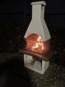 - un four en briques avec une cheminée dans l'établissement Letnisko, à Lubawka