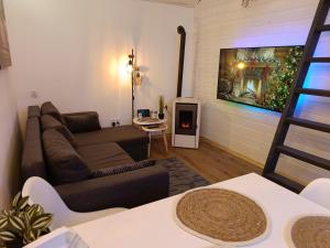 ein Wohnzimmer mit Sofa und Fernseher in der Unterkunft 2R Relax Resort 