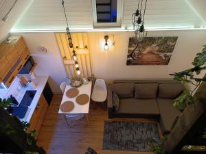 ein Wohnzimmer mit Sofa und Tisch in der Unterkunft 2R Relax Resort 