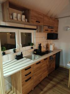 eine Küche mit Holzschränken und einer Spüle in der Unterkunft 2R Relax Resort 