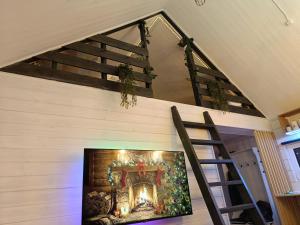 ein Wohnzimmer mit einem Kamin und einer Leiter in der Unterkunft 2R Relax Resort  + 9 Fotos