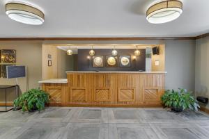 ein großer Raum mit einer Bühne und zwei Topfpflanzen in der Unterkunft Best Western Natchitoches Inn in Natchitoches + 17 Fotos