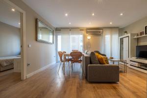 un salon avec un canapé et une table dans l'établissement Apartamento Luis de Vargas, à Huelva