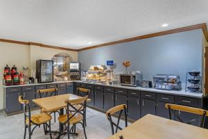 eine Küche mit Tisch und Stühlen und einer Theke in der Unterkunft Best Western Natchitoches Inn in Natchitoches